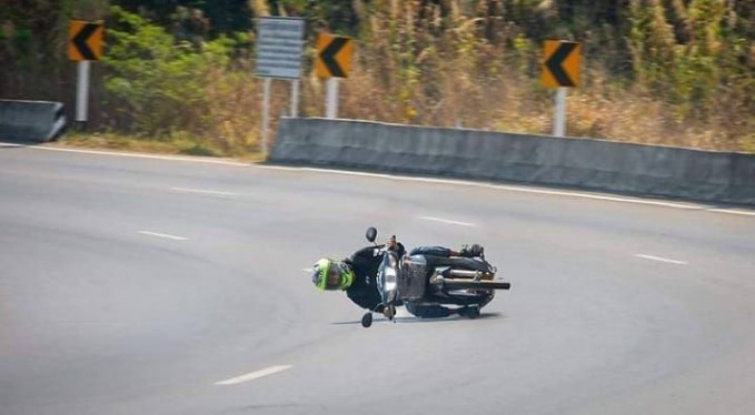 Momen orang jatuh yang nakutin tapi bisa bikin senyum-senyum sendiri